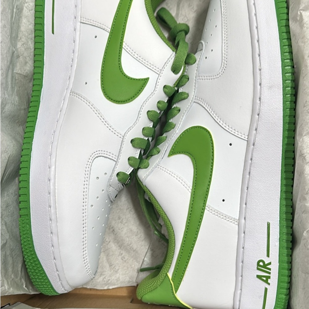 Nike White and Green Sneakers